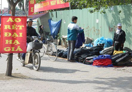 Áo rét hạ giá tràn xuống vỉa hè - 2