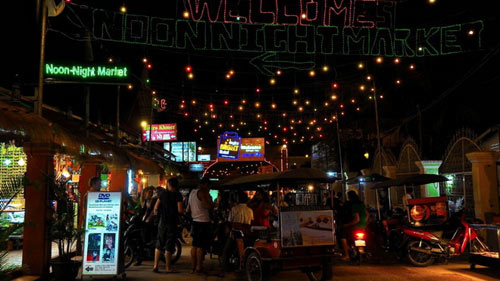 Cháy chợ đêm ở Campuchia, 8 người chết - 1