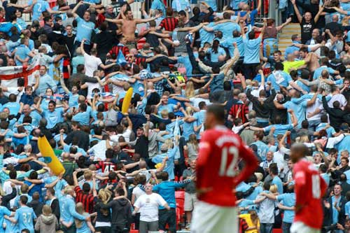 Fan đấu khẩu trước Derby Manchester - 2