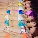 Phi thường - kỳ quặc - Cuộc thi trườn trên dàn người mẫu bikini