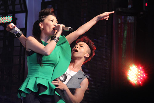 Thu Minh bị "xiềng xích" trên sân khấu - 5