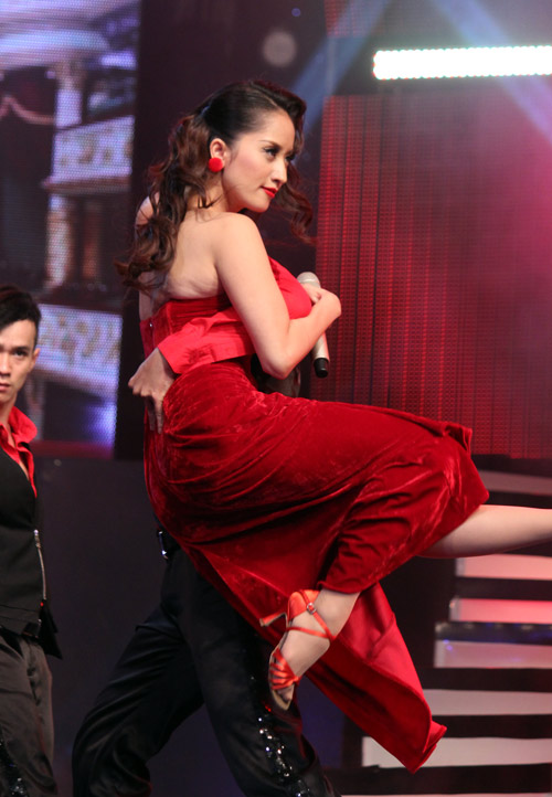 Thu Minh bị "xiềng xích" trên sân khấu - 17