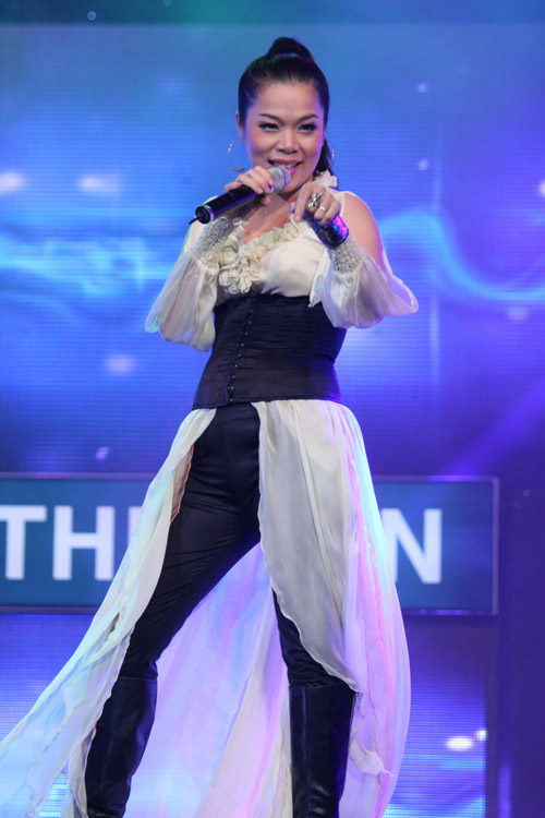 Thu Minh bị "xiềng xích" trên sân khấu - 18