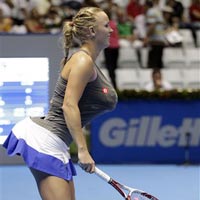 Thể thao - Wozniacki "độn ngực" nhái Serena