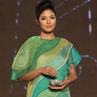 Xu hướng thời trang - Ngọc Hân rải gạo trên sàn catwalk