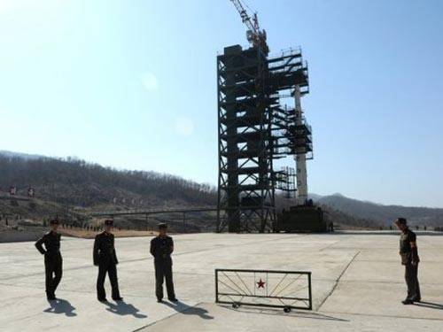 Triều Tiên bất ngờ hoãn phóng tên lửa - 1