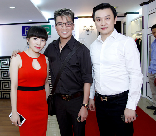 Mr Đàm hào hứng lựa váy cho khách - 7