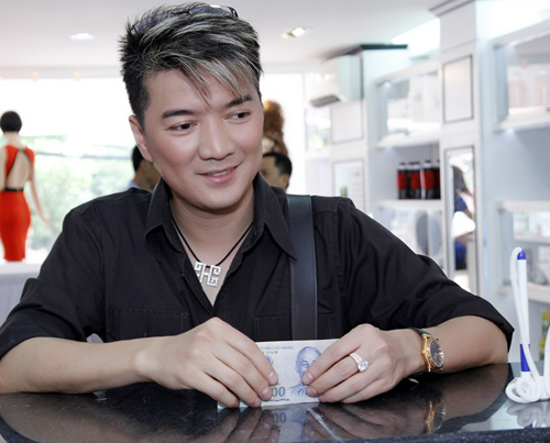 Mr Đàm hào hứng lựa váy cho khách - 6