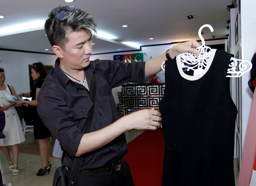 Mr Đàm hào hứng lựa váy cho khách - 5