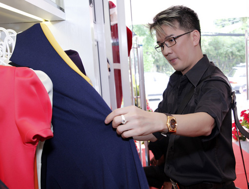 Mr Đàm hào hứng lựa váy cho khách - 2