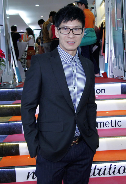 Mr Đàm hào hứng lựa váy cho khách - 8