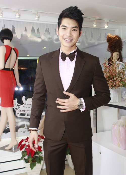 Mr Đàm hào hứng lựa váy cho khách - 12