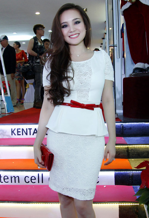 Mr Đàm hào hứng lựa váy cho khách - 14