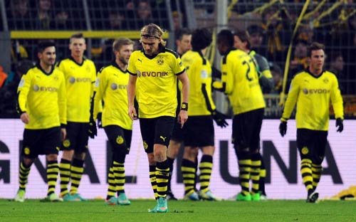 Bundesliga: “Tiếng còi méo” hại Dortmund - 1