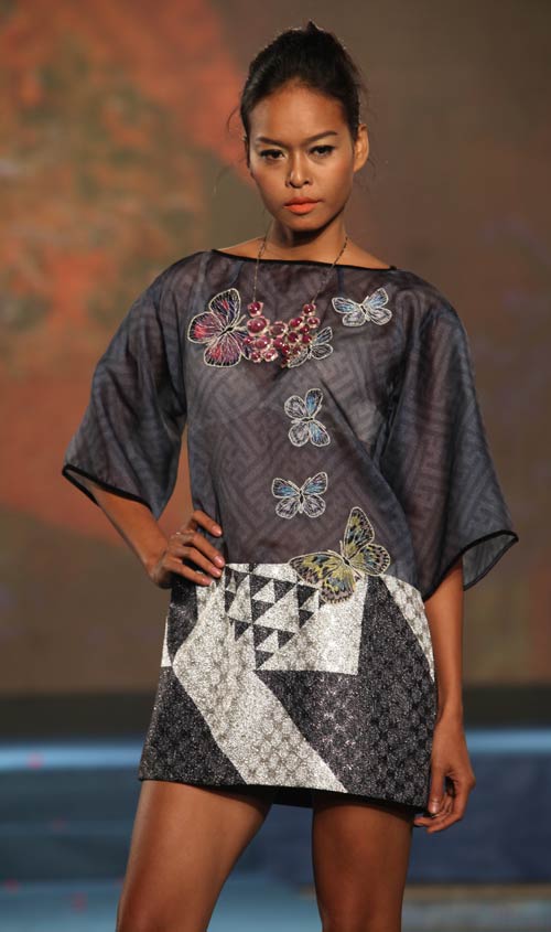 Hoàng Yến hở "nghẹt thở" trên sàn diễn - 1