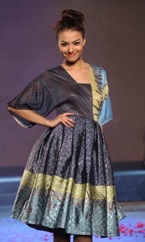 Hoàng Yến hở "nghẹt thở" trên sàn diễn - 2