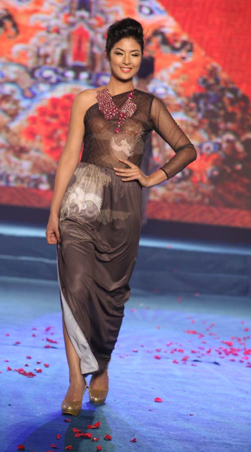 Hoàng Yến hở "nghẹt thở" trên sàn diễn - 4