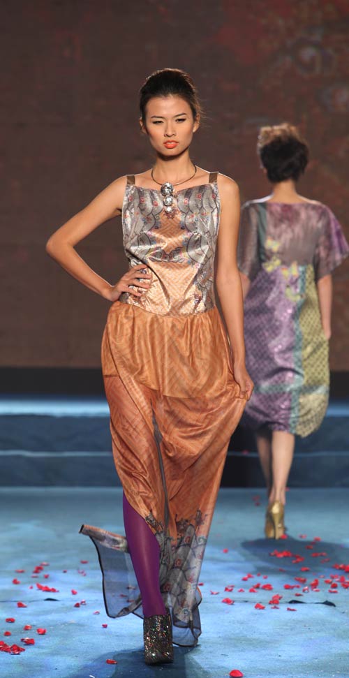 Hoàng Yến hở "nghẹt thở" trên sàn diễn - 6