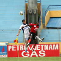 Bóng đá - Giải V-League hay trò chơi “búng tai”?