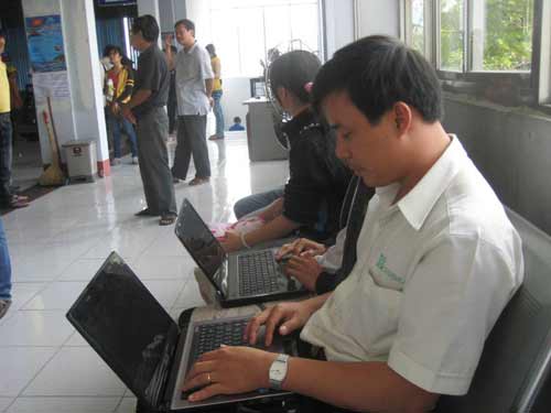 TP.HCM: “Sập” mạng bán vé tàu Tết - 3