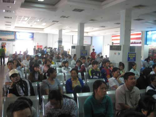 TP.HCM: “Sập” mạng bán vé tàu Tết - 2