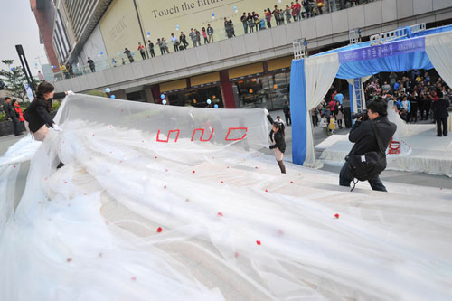 Chiếc váy cưới dài 520 mét - 2