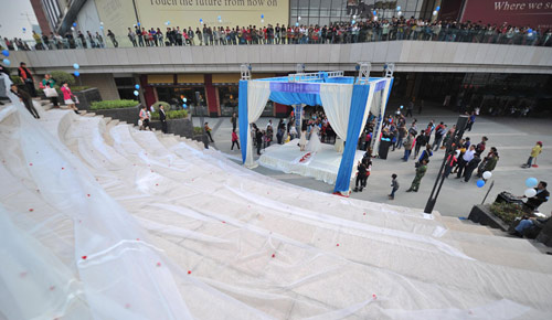 Chiếc váy cưới dài 520 mét - 4