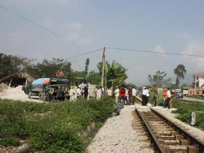 Tàu hỏa đâm ô tô, lái xe mở cửa bay ra ngoài - 2