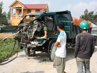 Tàu hỏa đâm ô tô, lái xe mở cửa bay ra ngoài - 1