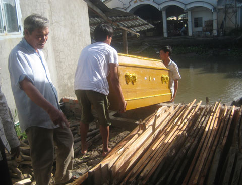 Lạ lùng: Người đóng quan tài miễn phí - 2