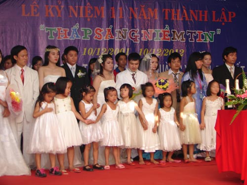 12 cặp đôi mồ côi cùng lên xe hoa - 1