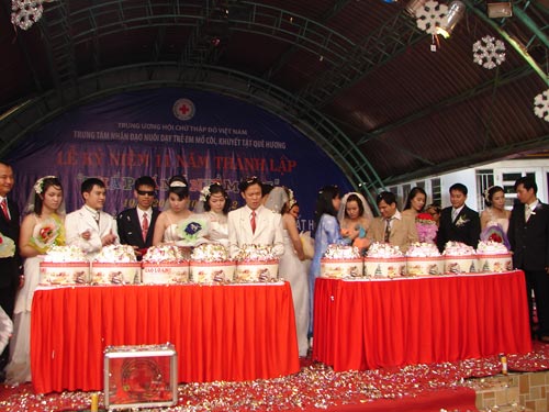 12 cặp đôi mồ côi cùng lên xe hoa - 2