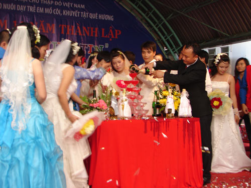 12 cặp đôi mồ côi cùng lên xe hoa - 3