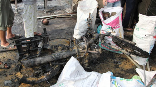 TP.HCM: Nổ hàng trăm bình gas gây cháy lớn - 1