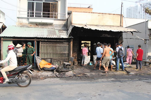 TP.HCM: Nổ hàng trăm bình gas gây cháy lớn - 2