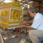 Lạ lùng: Người đóng quan tài miễn phí