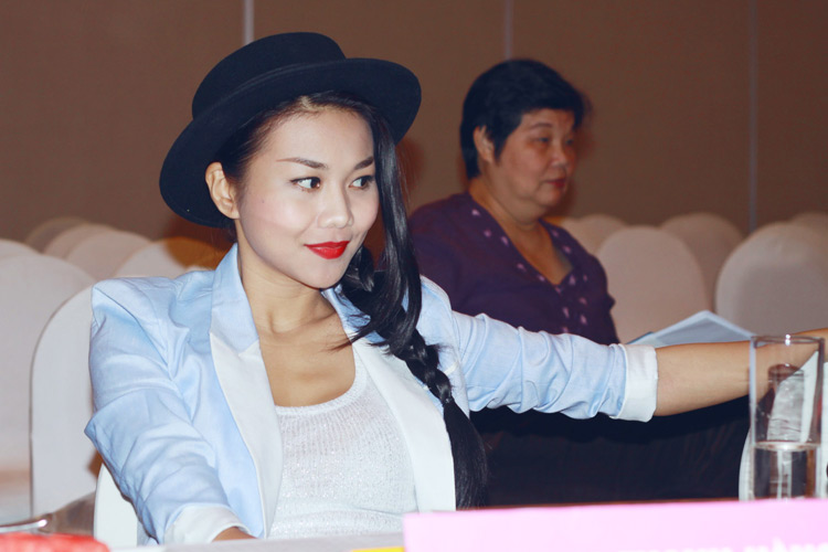 Thanh Hằng chu môi nhí nhố bên Thành Lộc - 7