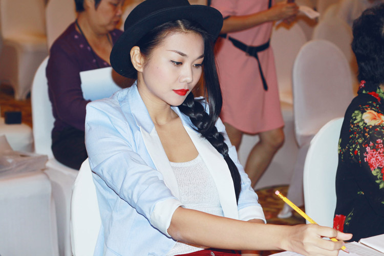 Thanh Hằng chu môi nhí nhố bên Thành Lộc - 6