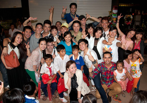 Nghệ sĩ Việt về biên giới làm từ thiện - 16