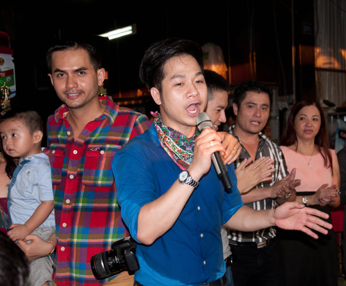 Nghệ sĩ Việt về biên giới làm từ thiện - 8