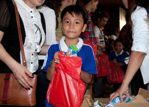 Nghệ sĩ Việt về biên giới làm từ thiện - 11