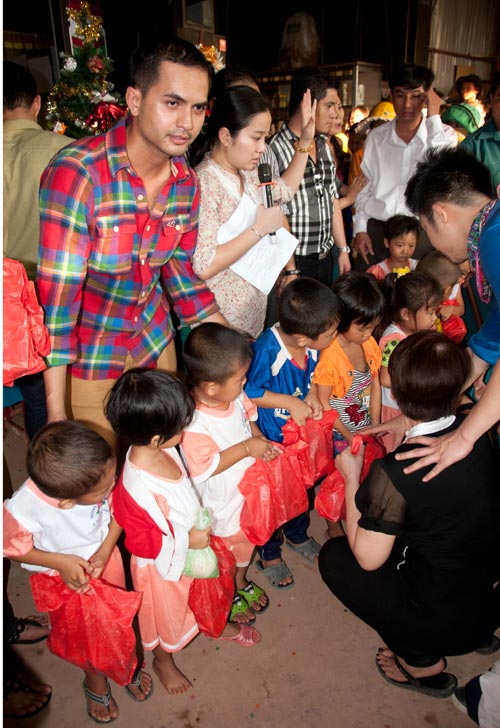 Nghệ sĩ Việt về biên giới làm từ thiện - 13