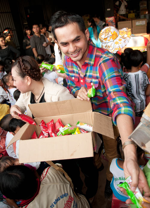 Nghệ sĩ Việt về biên giới làm từ thiện - 10