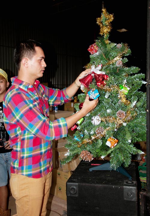 Nghệ sĩ Việt về biên giới làm từ thiện - 6