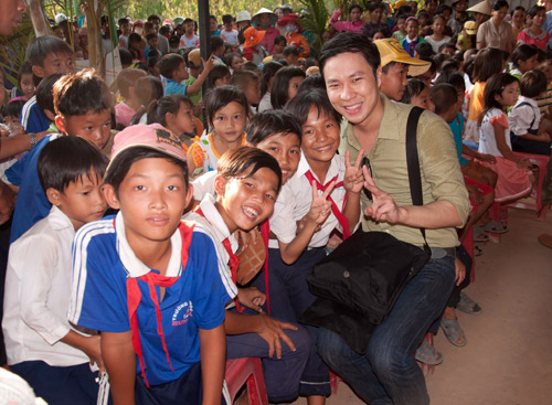 Nghệ sĩ Việt về biên giới làm từ thiện - 3