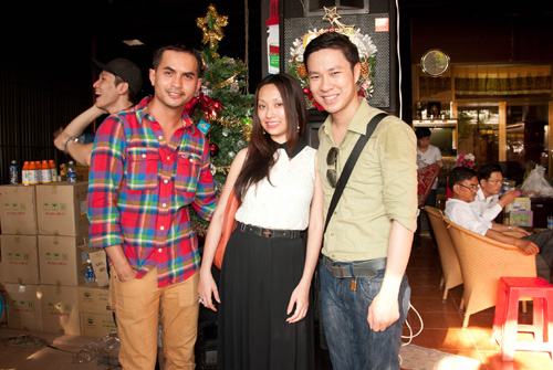 Nghệ sĩ Việt về biên giới làm từ thiện - 4