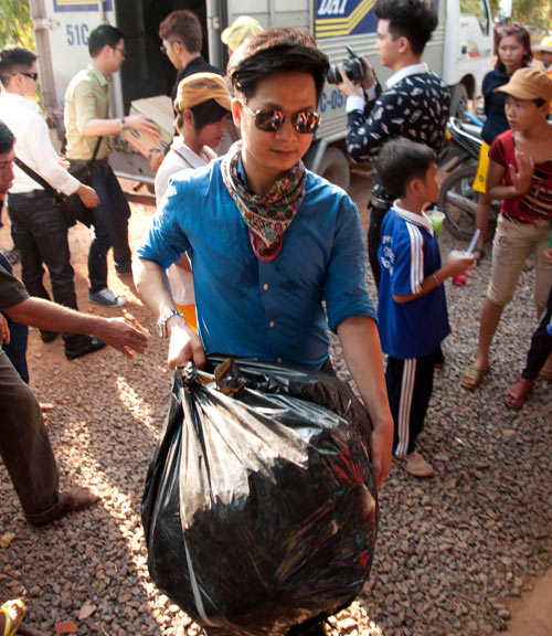 Nghệ sĩ Việt về biên giới làm từ thiện - 7