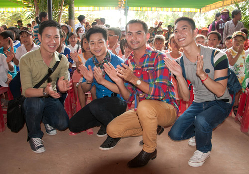 Nghệ sĩ Việt về biên giới làm từ thiện - 9