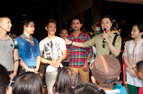 Nghệ sĩ Việt về biên giới làm từ thiện - 2