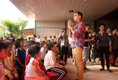 Nghệ sĩ Việt về biên giới làm từ thiện - 14